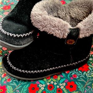 Black boots with fur trim